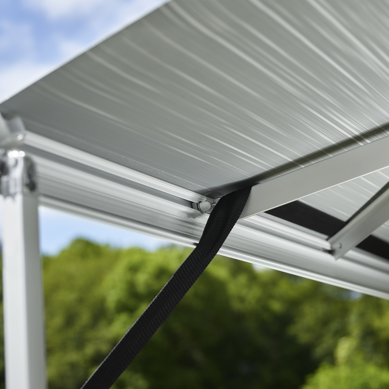 Thule Hold Down Kit an ausgefahrener Markise montiert