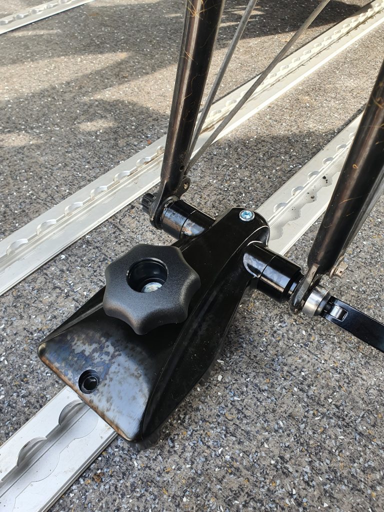 Adattatore universale per bicicletta per binari di linea