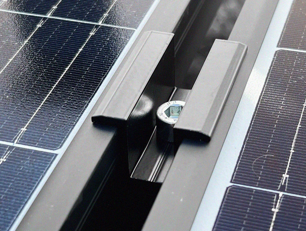 PV Mittenklemme zwischen zwei Solarmodulen montiert