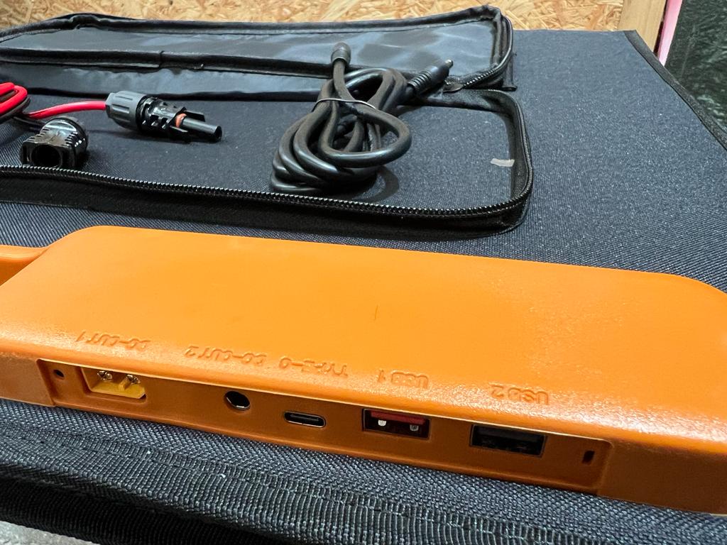 Mallette solaire pliante 100W avec possibilité de connexion USB et régulateur de charge