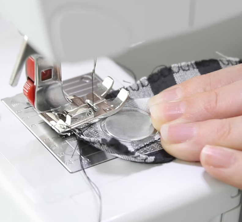 Sew-in magnets 18 x 2 mm square, holds approx. 1.9 kg (e.g. for curtains)