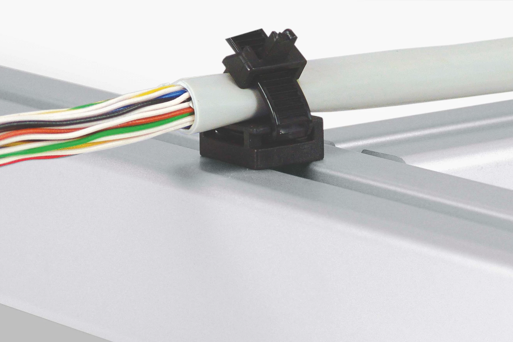 Support universel pour, par exemple, des colliers de serrage, des profilés 40x40 ou 40x80