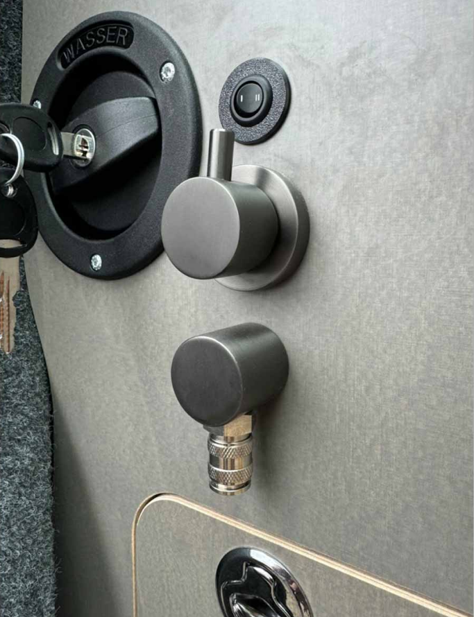 Queensize Camper Eau chaude "Set de douche 1" avec douchette et support [Dark Edition]