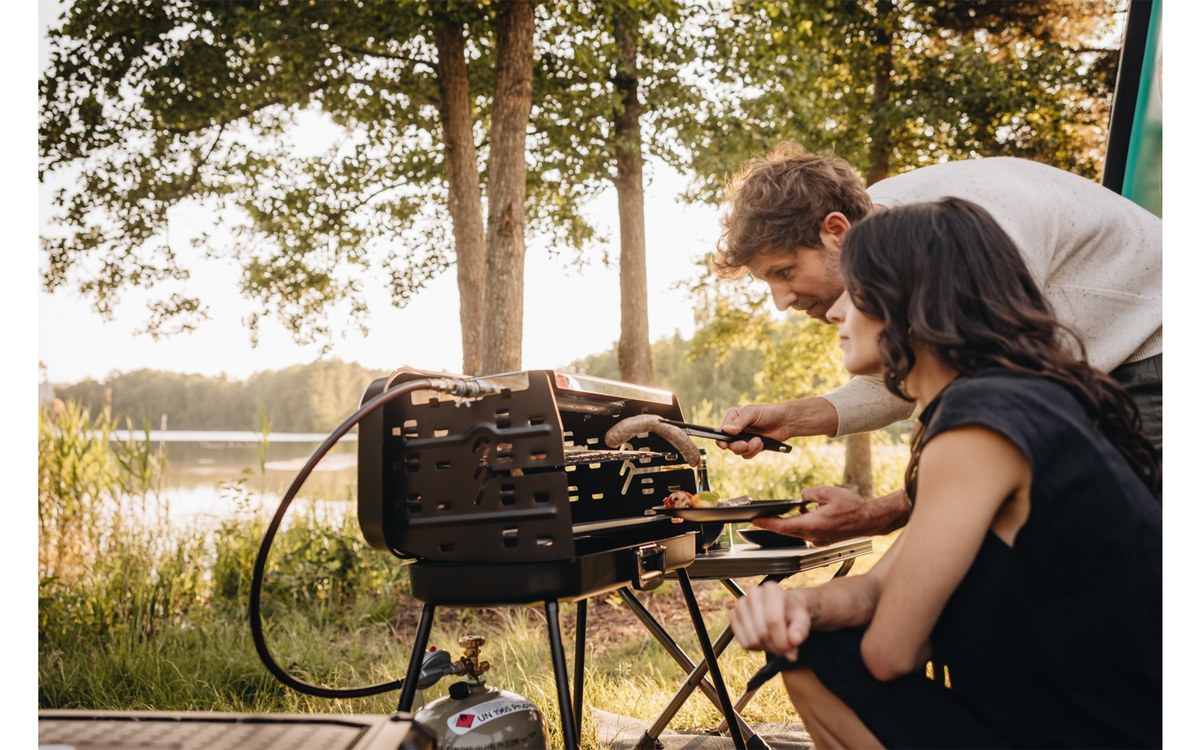 Koffergasgrill im Einsatz beim Camping am See