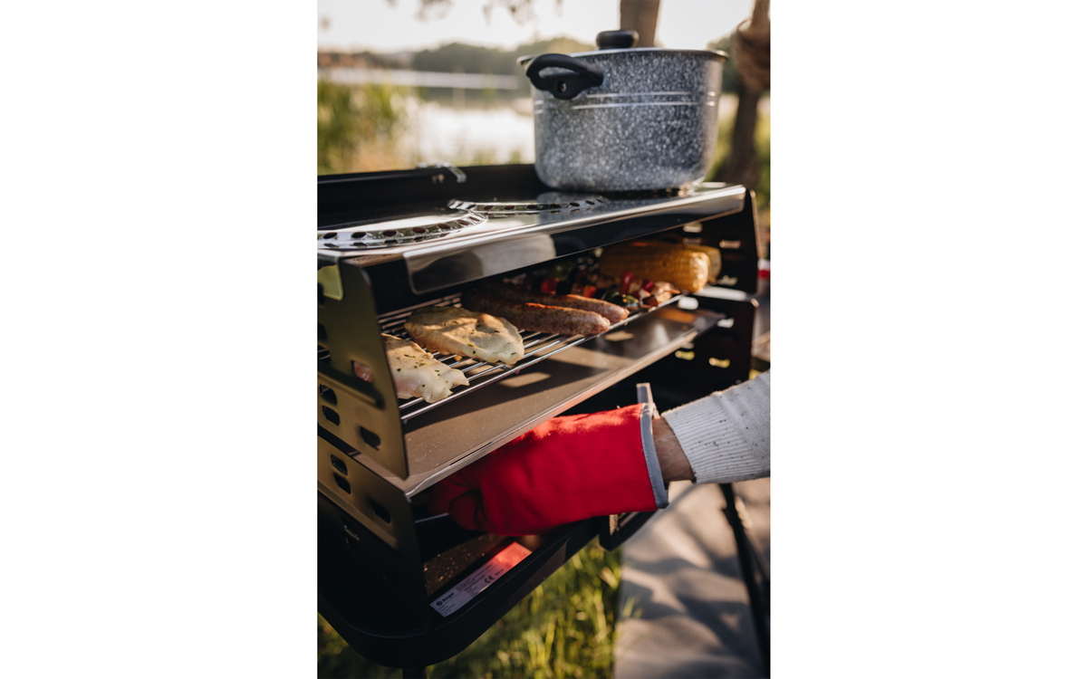 Grillgut auf der Grillfläche des Koffergasgrills