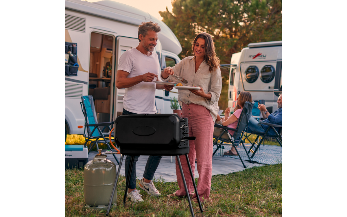 Koffergasgrill beim Camping vor dem Wohnmobil