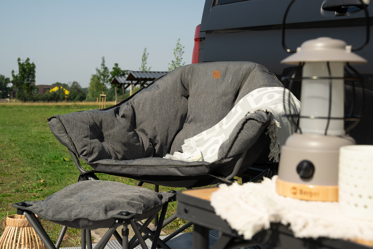 Camplife Livorno Loungesessel mit Decke und Hocker im Garten