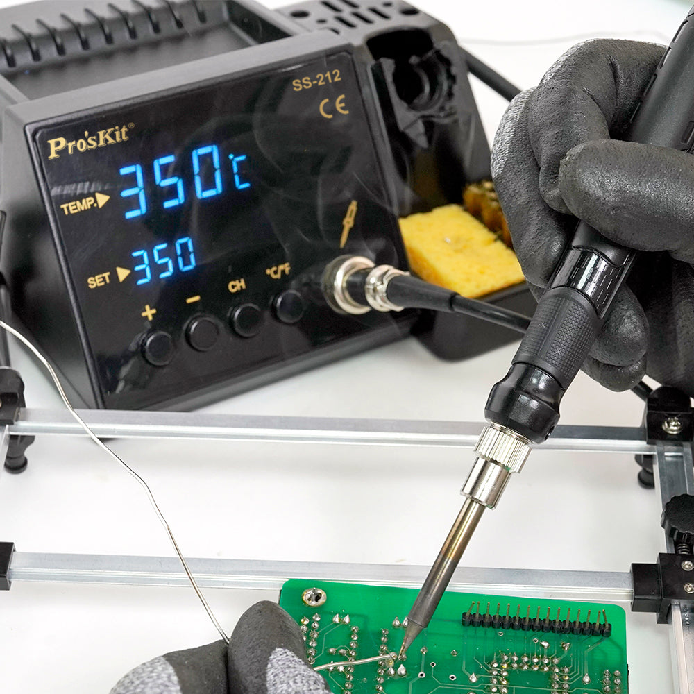 Pro'sKit SS-212B Lötstation beim Löten einer Platine