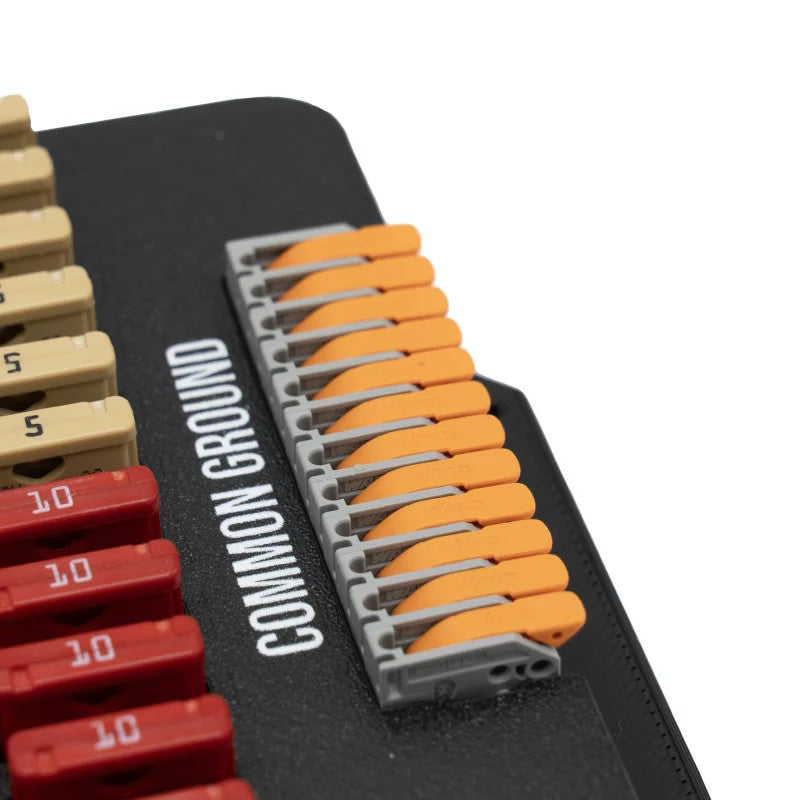 Scatola fusibili, con 12x connessioni negative e positive e terminali a sgancio rapido