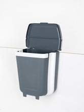 Laden Sie das Bild in den Galerie-Viewer, Faltbarer Mülleimer / Abfalleimer mit Deckel zum Einhängen - 8 l, H29 x B25,5 x T9,5/18,5cm grau/weiß