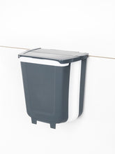 Laden Sie das Bild in den Galerie-Viewer, Faltbarer Mülleimer / Abfalleimer mit Deckel zum Einhängen - 8 l, H29 x B25,5 x T9,5/18,5cm grau/weiß