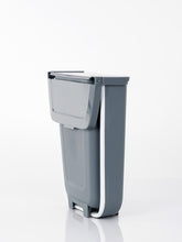 Laden Sie das Bild in den Galerie-Viewer, Faltbarer Mülleimer / Abfalleimer mit Deckel zum Einhängen - 8 l, H29 x B25,5 x T9,5/18,5cm grau/weiß