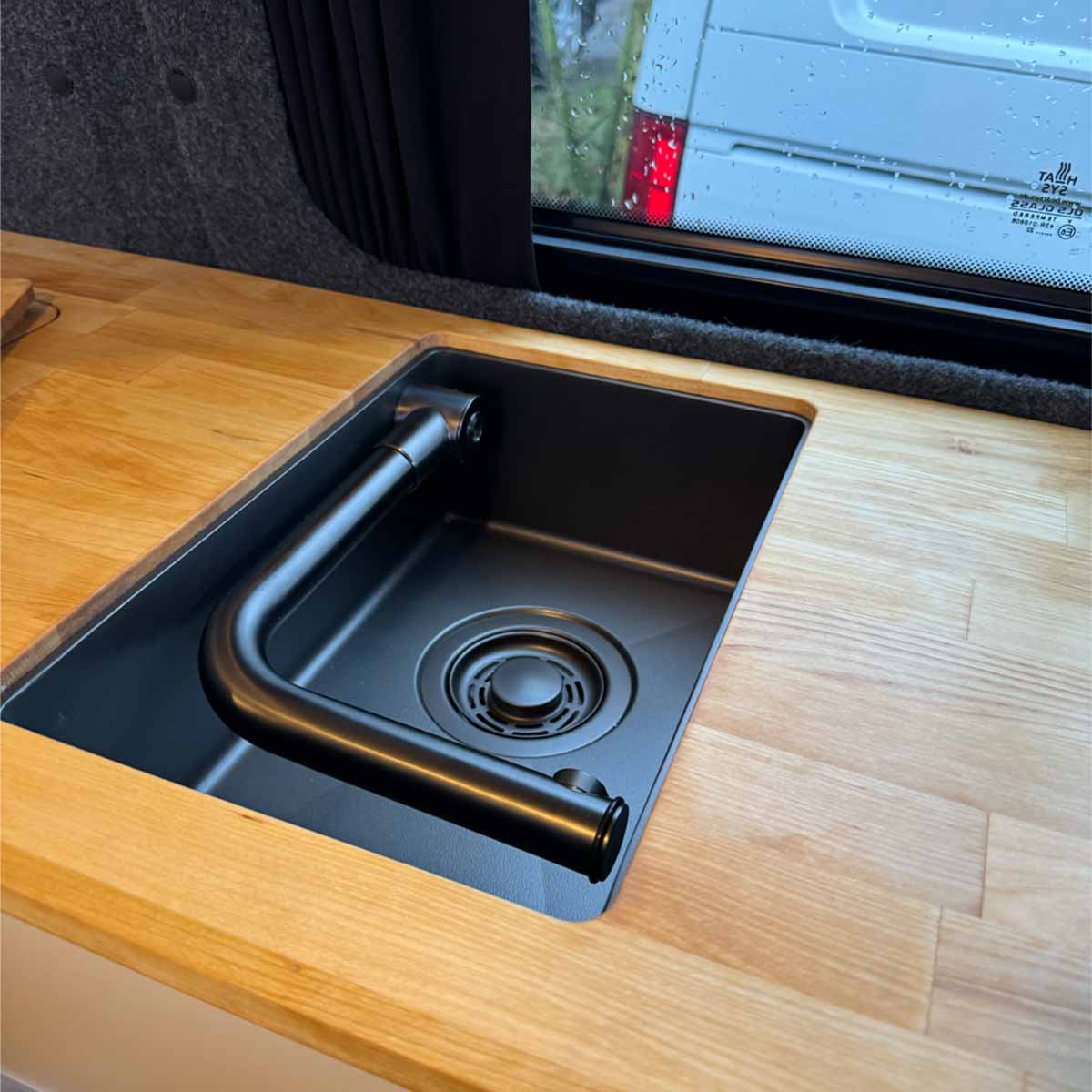 Kaltwasser Armatur Dark Edition eingeklappt im Becken
