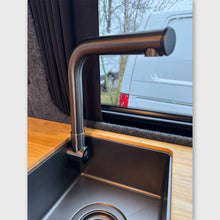 Laden Sie das Bild in den Galerie-Viewer, Queensize Camper Warmwasser Mischarmatur Versenkbar [Dark Edition]