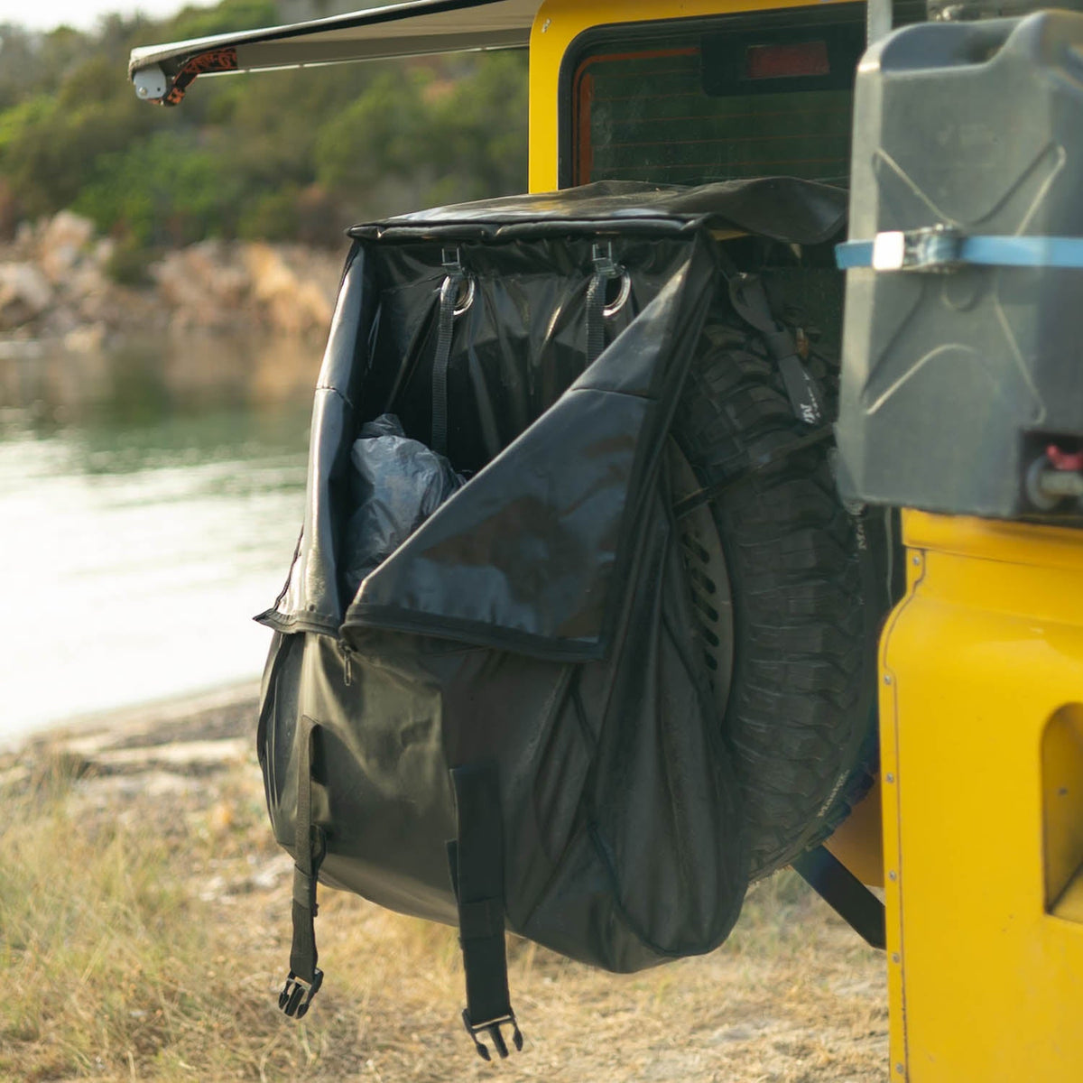 Sunnyside LAMA Rucksack geöffnet am Reserverad