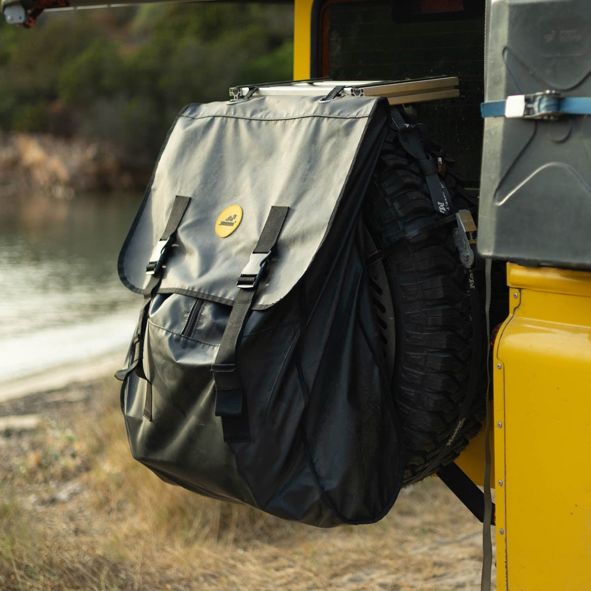 Sunnyside LAMA Rucksack für Fahrzeuge, geschlossen am Reserverad montiert