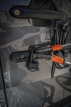 Laden Sie das Bild in den Galerie-Viewer, Veloträger Pushrack Schlosspunkt, um die Velos abzuschliessen