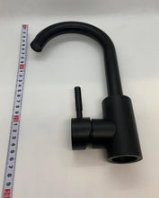 Laden Sie das Bild in den Galerie-Viewer, Edelstahl Wasserhahn schwarz mit Schweizer 3/8 Zoll Anschluss