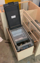 Laden Sie das Bild in den Galerie-Viewer, Kompressor Kühlbox 35 Liter, aus der Schweiz